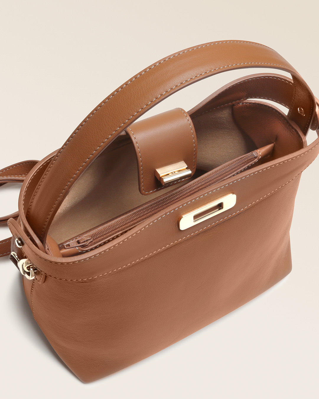 Notre sac Rosa Renouard en cuir vintage camel, vu de l'intérieur en studio.