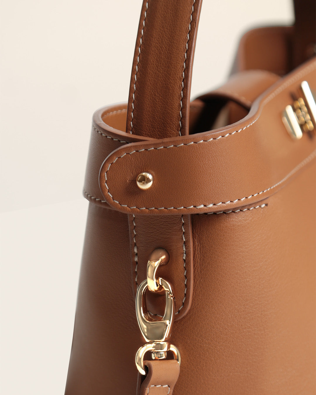 Notre sac Rosa Renouard en cuir vintage camel, vu de près en studio.