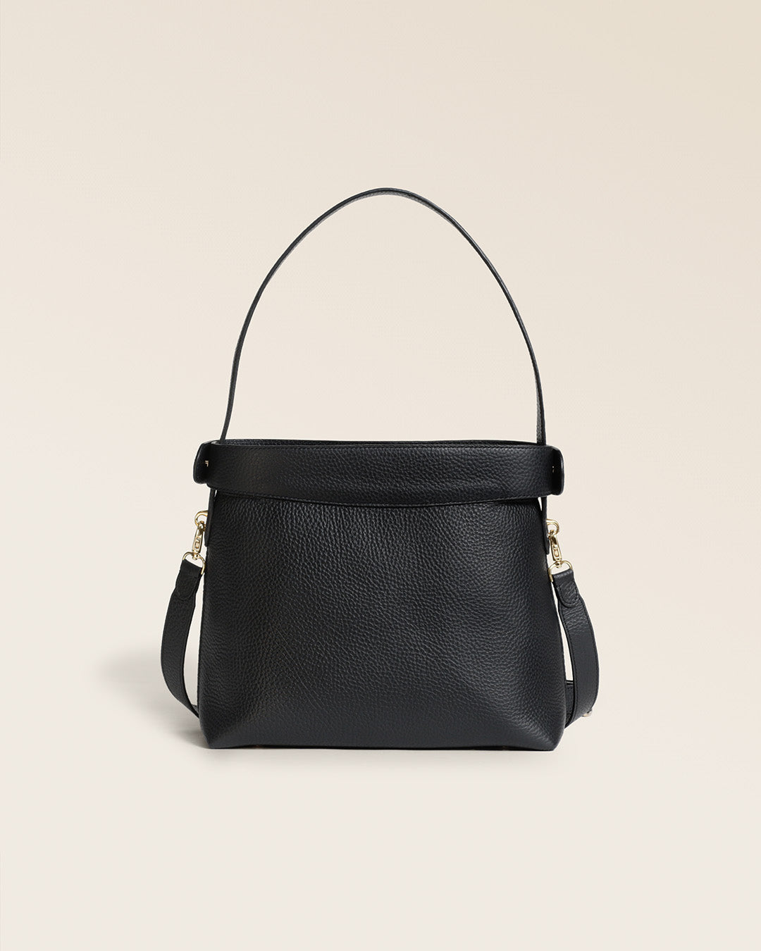 Le sac Rosa Renouard grand modèle en cuir façon vigogne noir et fermoir bijou doré pâle, vu de dos en studio.