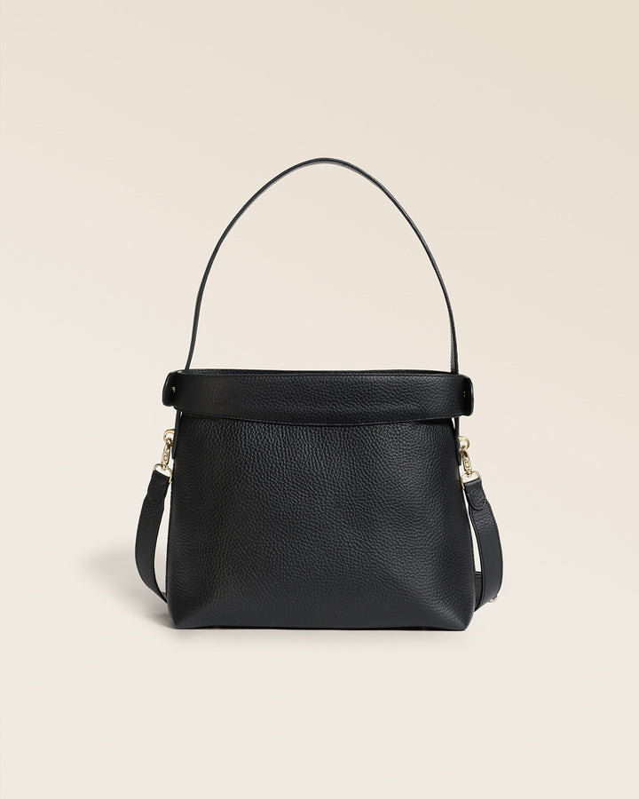 Le sac Rosa Renouard grand modèle en cuir façon vigogne noir et fermoir bijou doré pâle, vu de dos en studio.