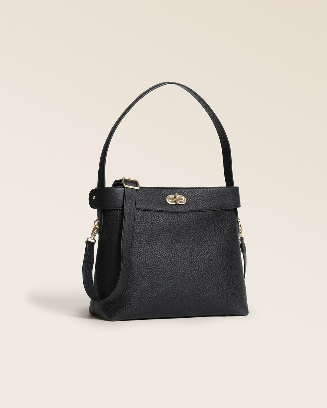 Le sac Rosa Renouard grand modèle en cuir façon vigogne noir et fermoir bijou doré pâle, vu de quart en studio.