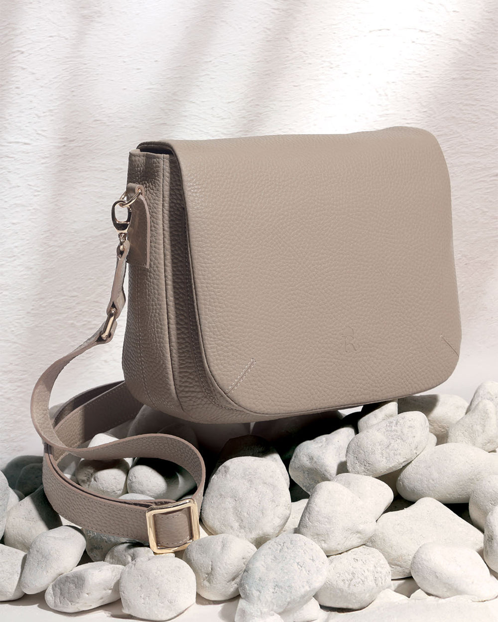 Notre sac Samuel Renouard en cuir façon vigogne corde, vu de quart en ambiance.