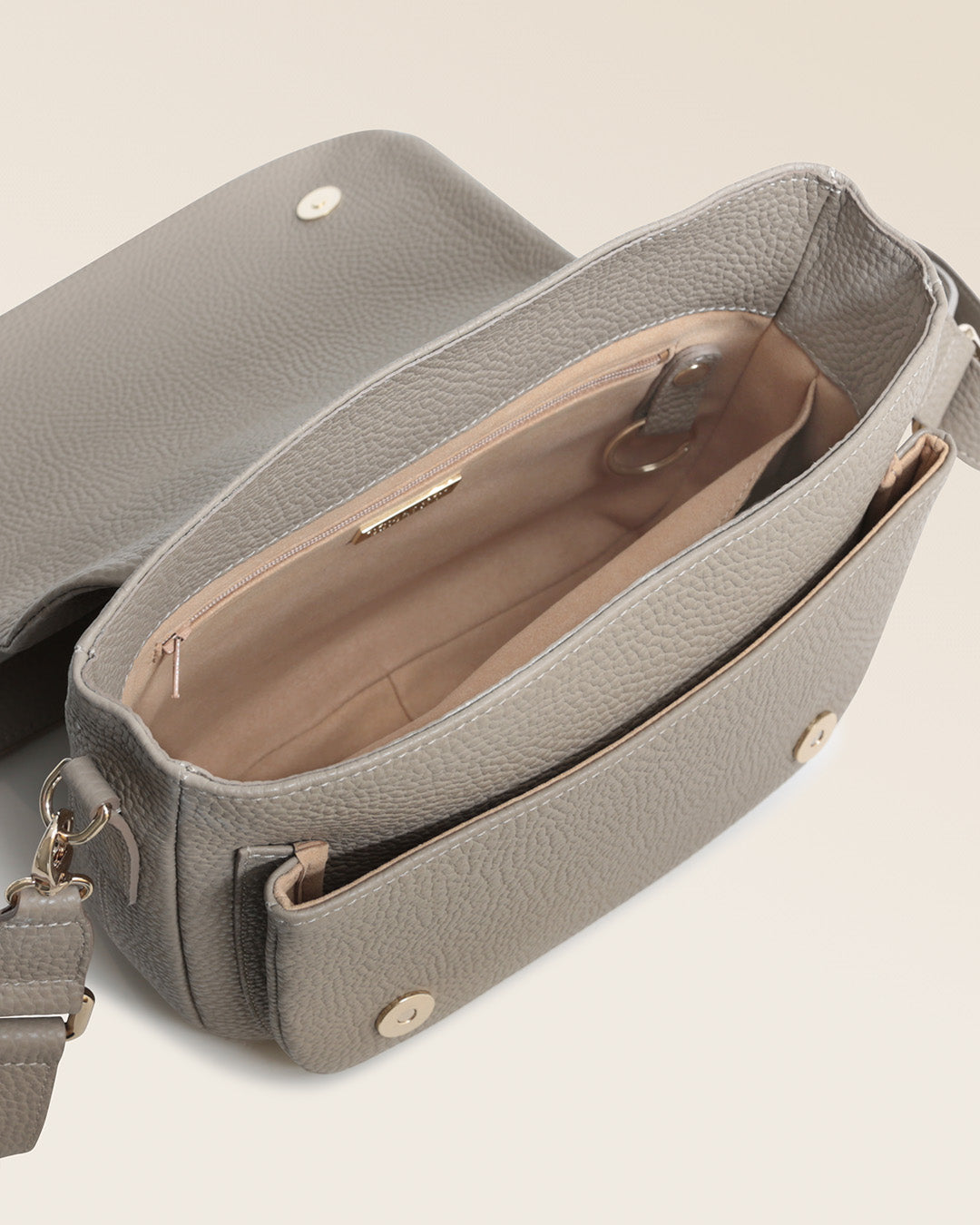 Notre sac Samuel Renouard en cuir façon vigogne corde, vu de l'intérieur en studio.