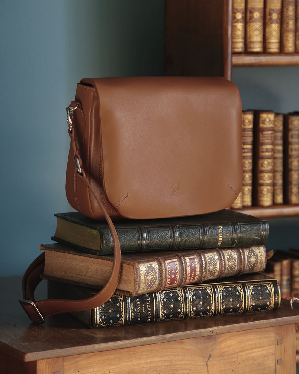 Notre sac Samuel Renouard en cuir vintage camel vu de face en ambiance.
