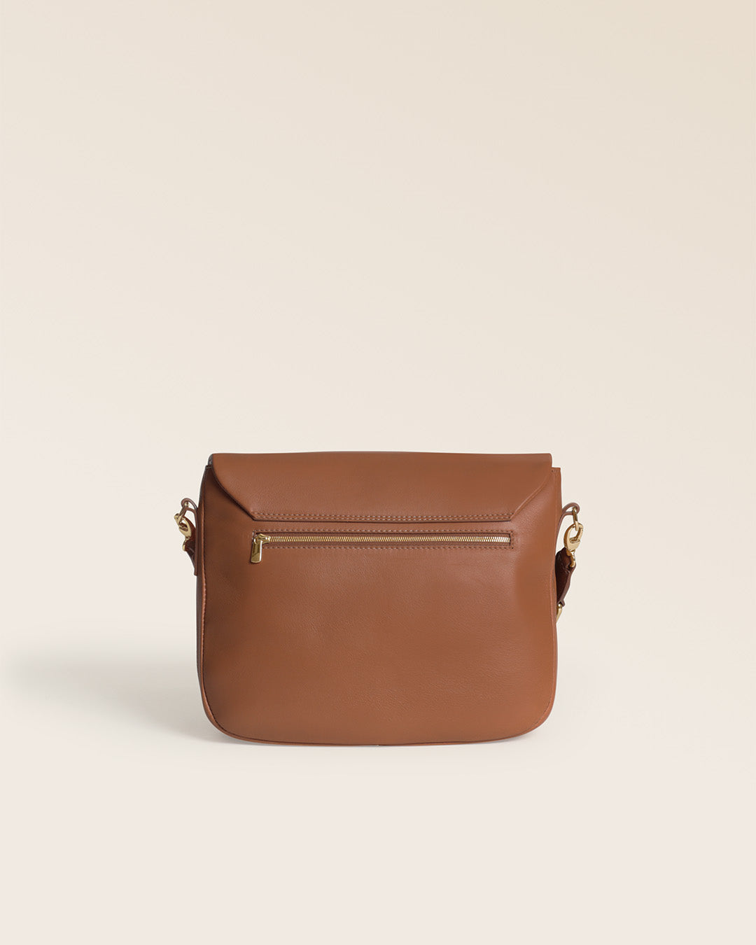 Notre sac Samuel Renouard en cuir vintage camel vu de dos en studio.