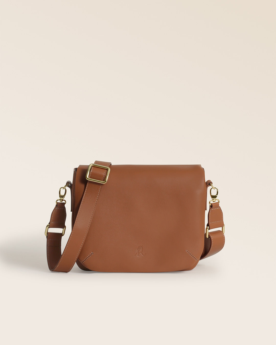 Notre sac Samuel Renouard en cuir vintage camel vu de face en studio.