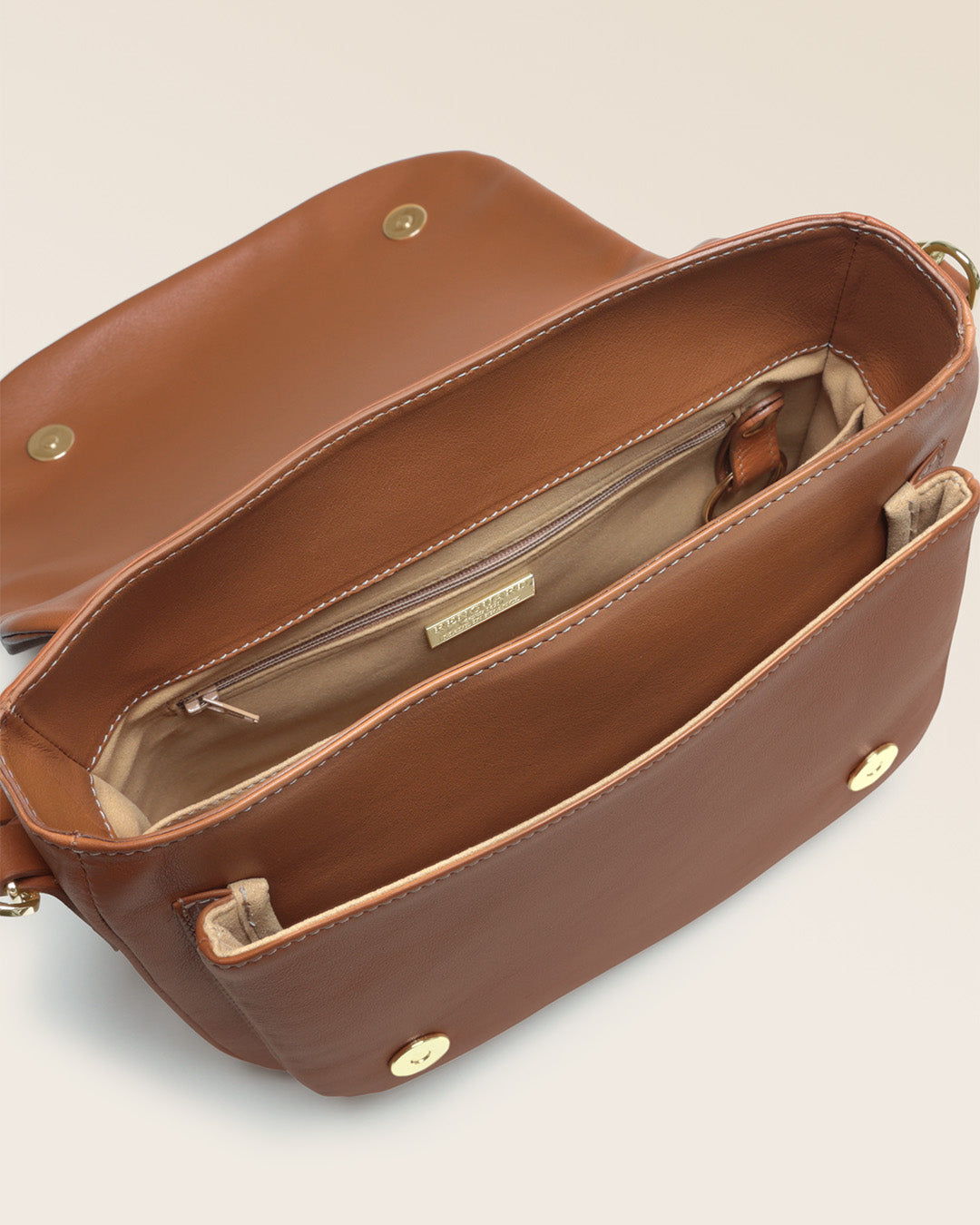 Notre sac Samuel Renouard en cuir vintage camel vu du dessus en studio.
