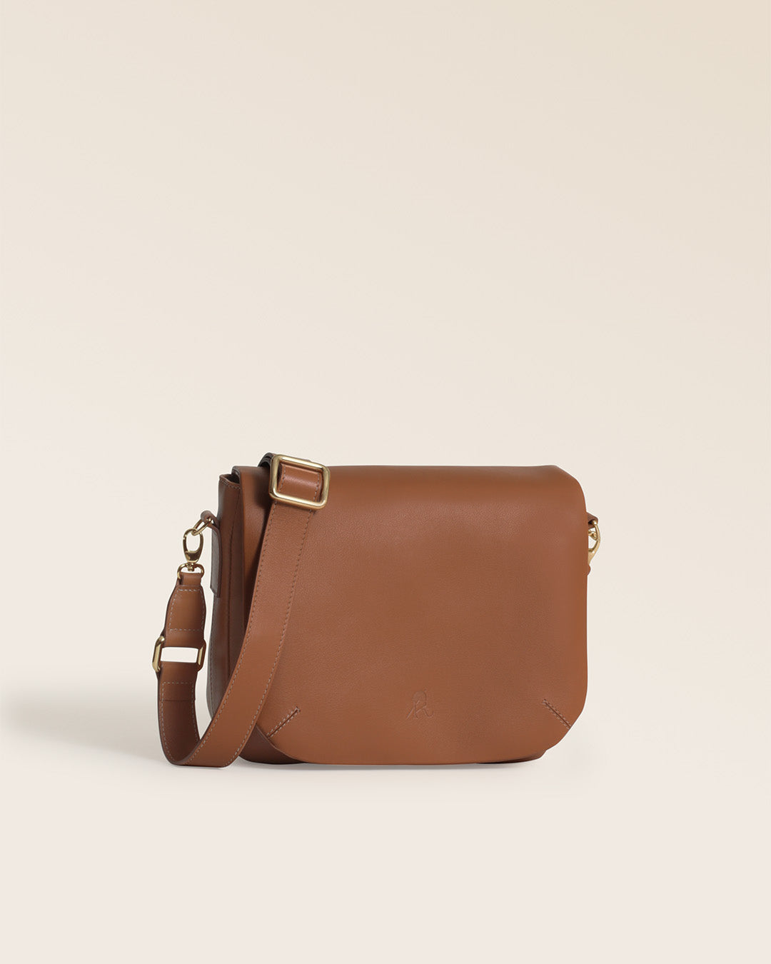 Notre sac Samuel Renouard en cuir vintage camel vu de quart en studio.