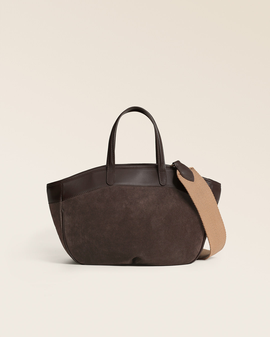 Le sac Sarah Renouard en cuir veau velours espresso et lisse ébène, avec sa bandoulière coton camel, vu de dos en studio.
