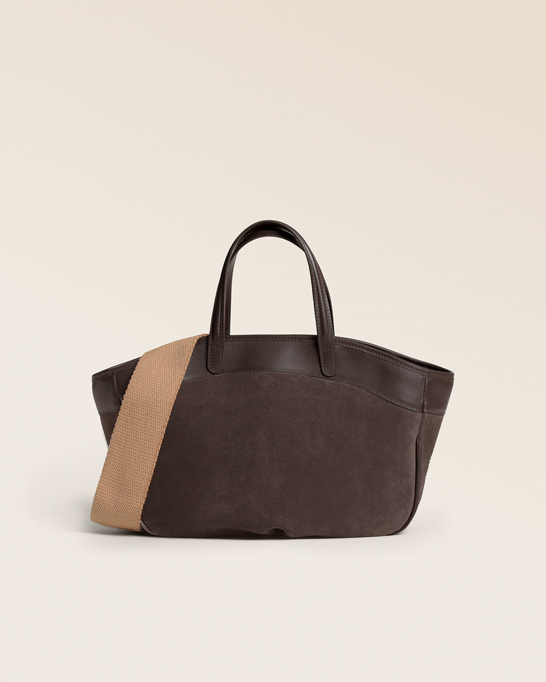 Le sac Sarah Renouard en cuir veau velours espresso et lisse ébène, avec sa bandoulière coton camel, vu de face en studio.