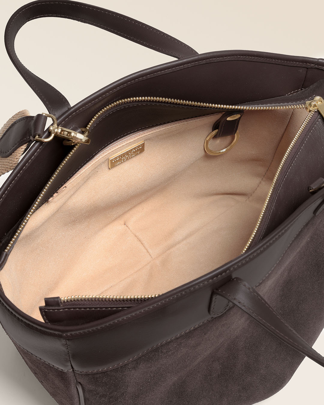 Le sac Sarah Renouard en cuir veau velours espresso et lisse ébène, avec sa bandoulière coton camel, vu ouvert en studio.