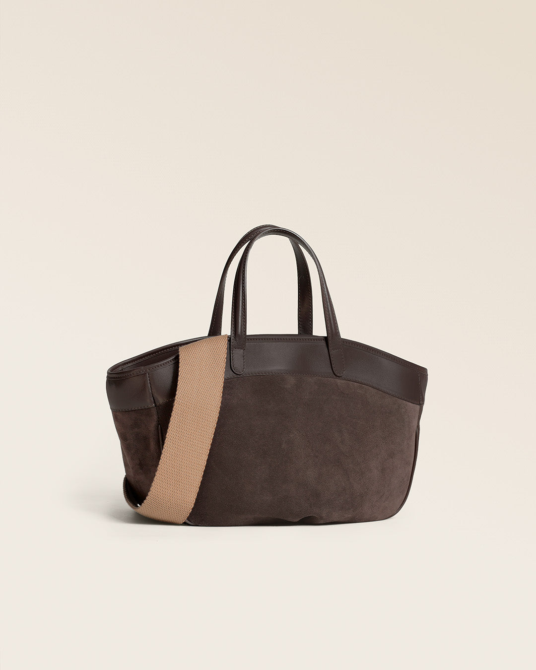 Le sac Sarah Renouard en cuir veau velours espresso et lisse ébène, avec sa bandoulière coton camel, vu de quart en studio.