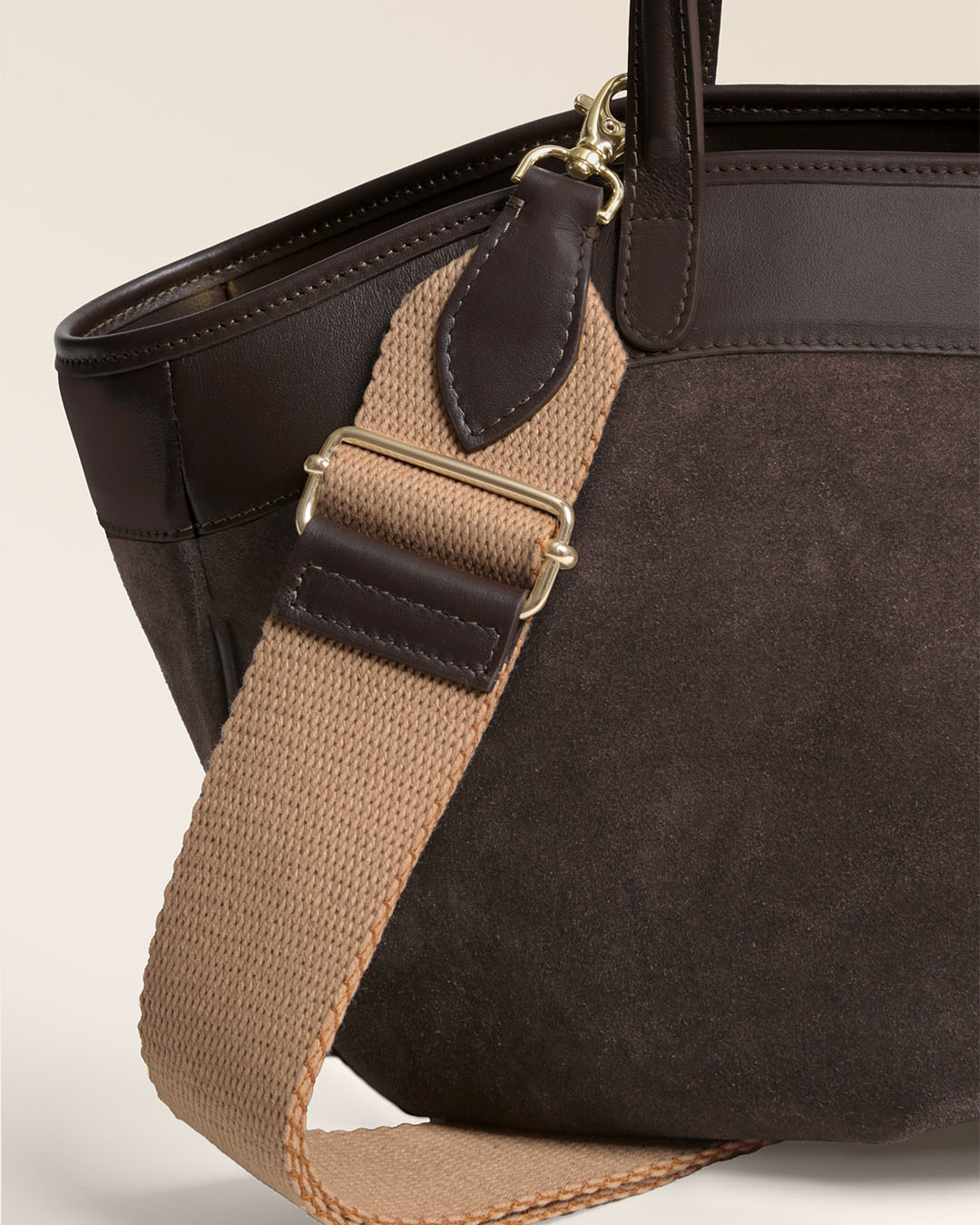 Le sac Sarah Renouard en cuir veau velours espresso et lisse ébène, avec sa bandoulière coton camel, vu en détails en studio.