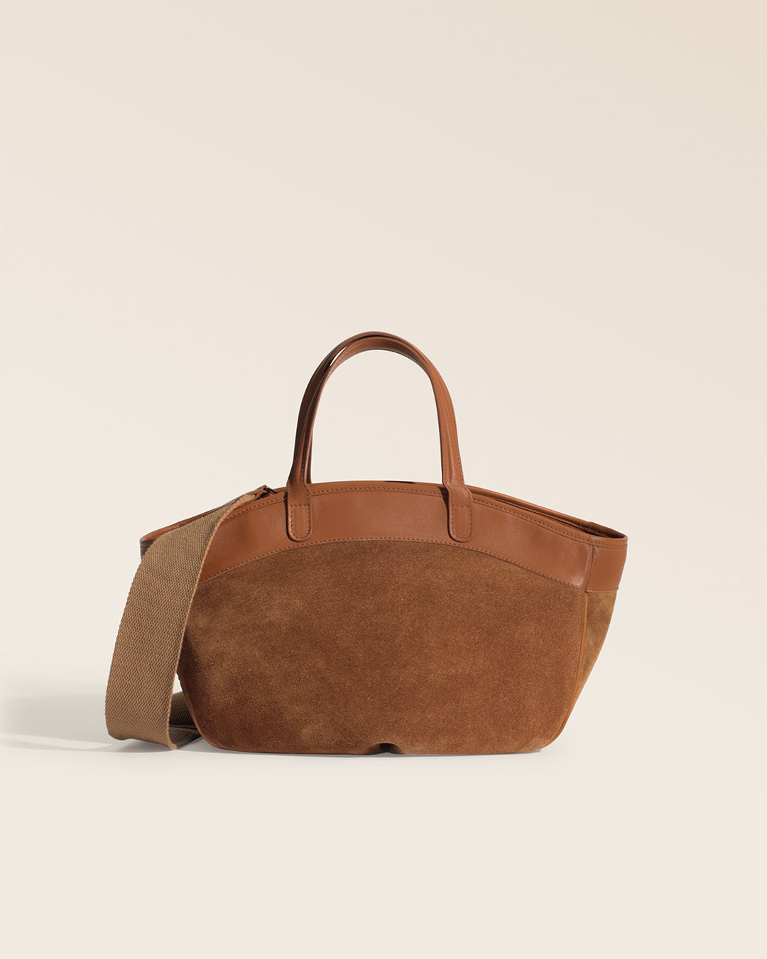 Notre sac Sarah Renouard en cuir veau velours noisette et cuir vintage camel, avec sa bandoulière coton, vu de face en studio.