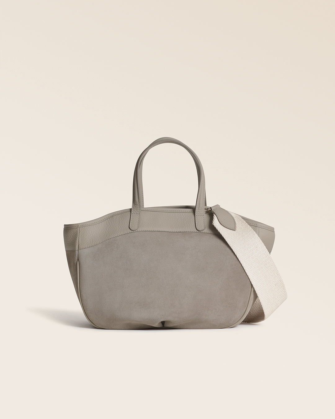 Notre sac Sarah Renouard en cuir veau velours taupe et cuir façon vigogne corde, vu de dos en studio.