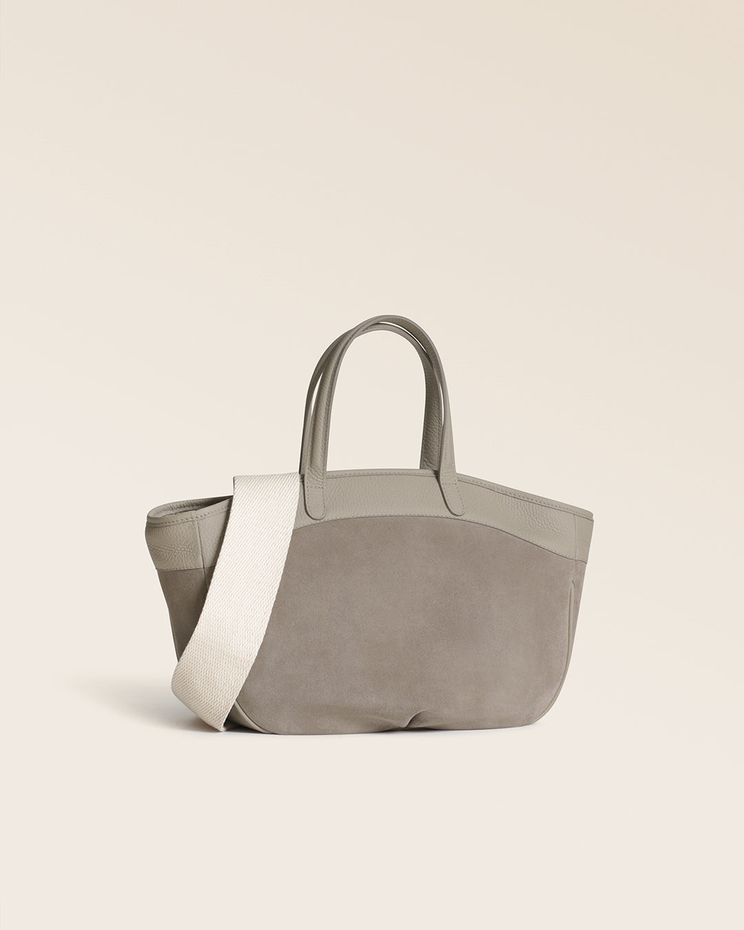 Notre sac Sarah Renouard en cuir veau velours taupe et cuir façon vigogne corde, vu de quart en studio.