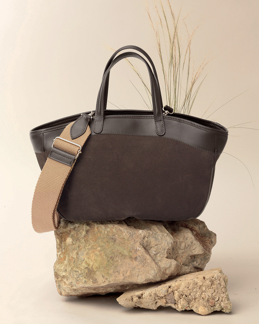 Le sac Sarah Renouard en cuir veau velours espresso et lisse ébène, avec sa bandoulière coton camel, vu de face en ambiance.