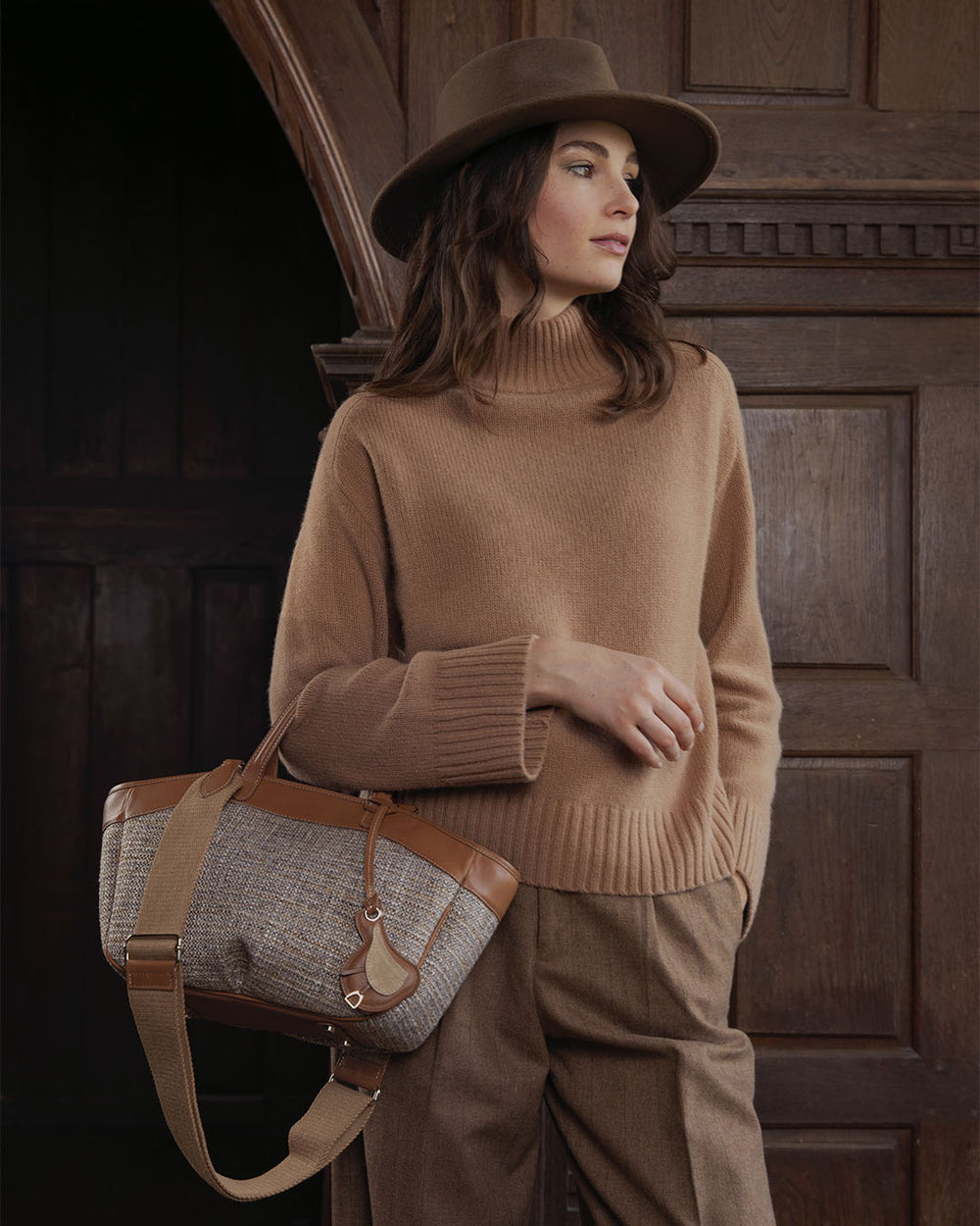 Notre sac Sarah Renouard en toile tweed beige et cuir vintage camel, vu porté par notre mannequin.