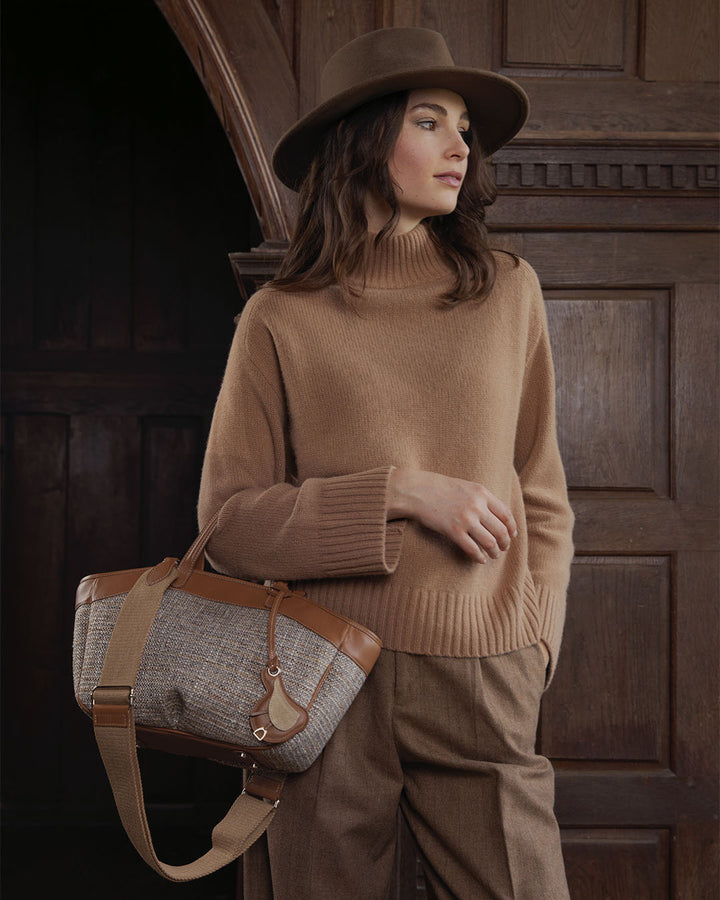 Notre sac Sarah Renouard en toile tweed beige et cuir vintage camel, vu porté par notre mannequin.
