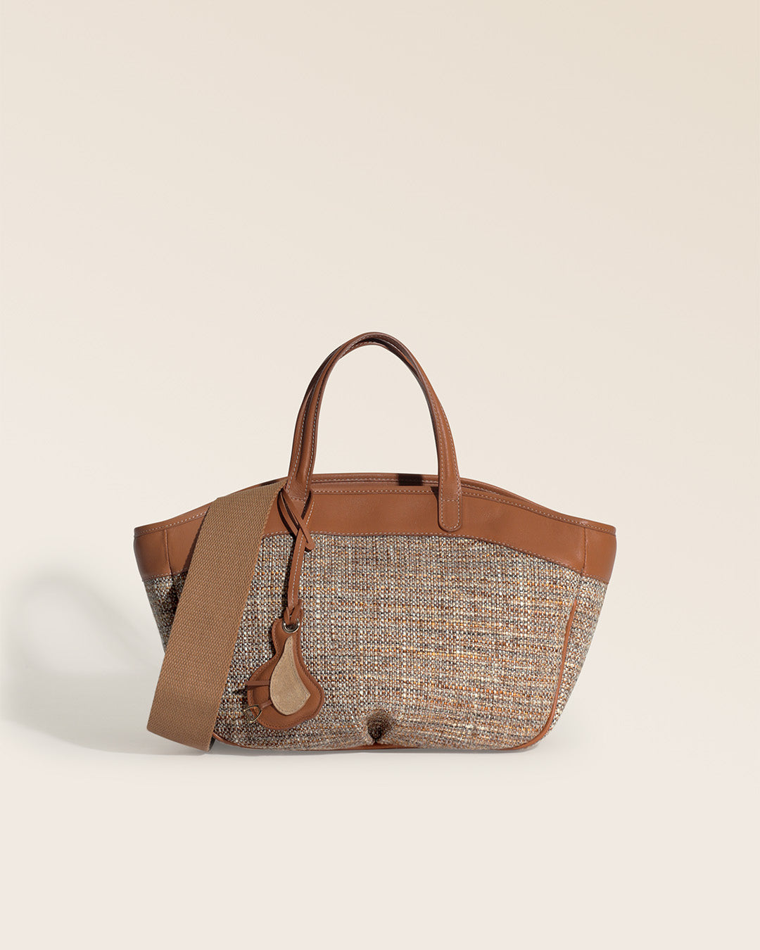 Notre sac Sarah Renouard en toile tweed beige et cuir vintage camel, vu de face en studio.