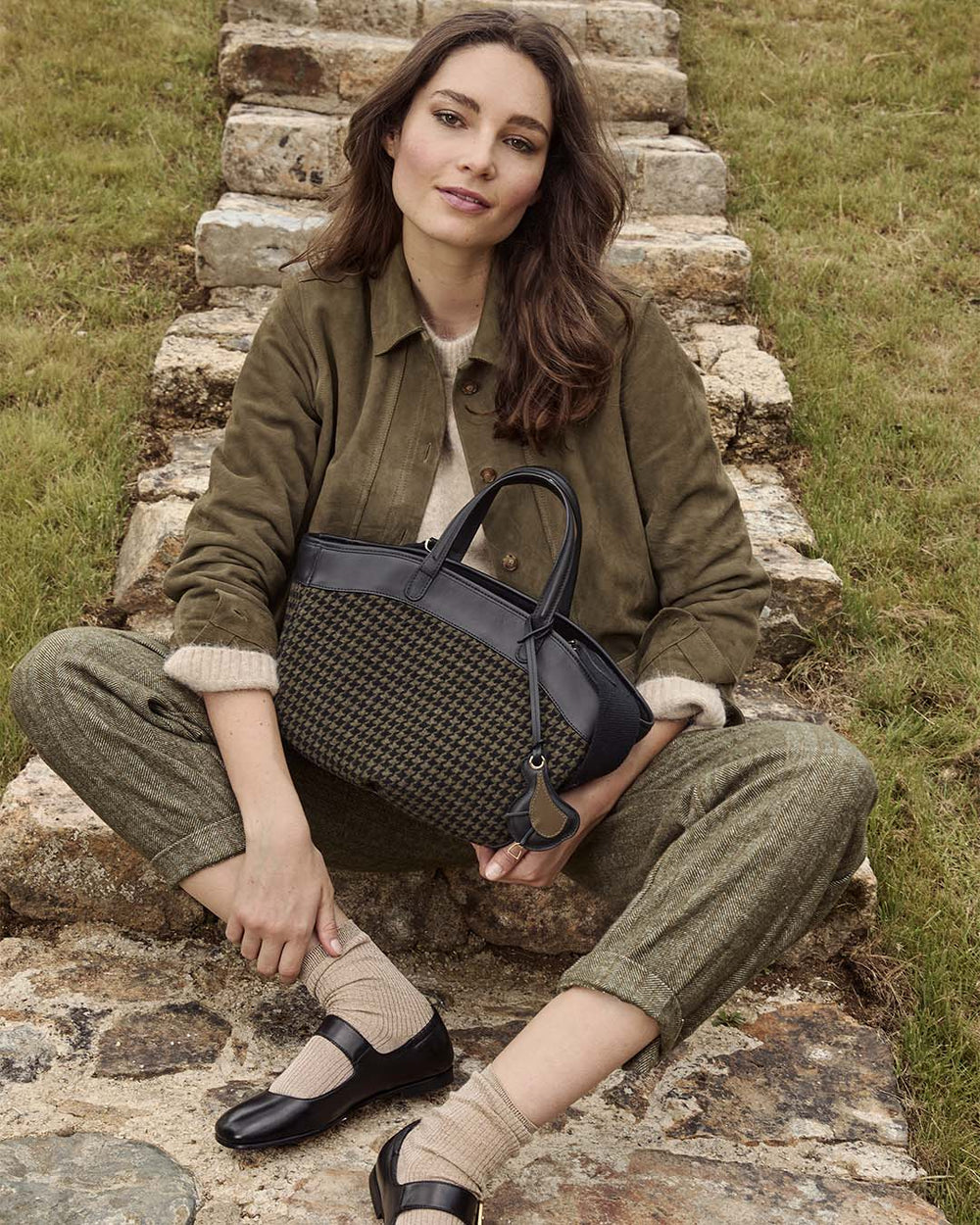 Notre sac Sarah Renouard en toile Windsor, et son motif pied de poule kaki et noir, vu porté par notre mannequin.