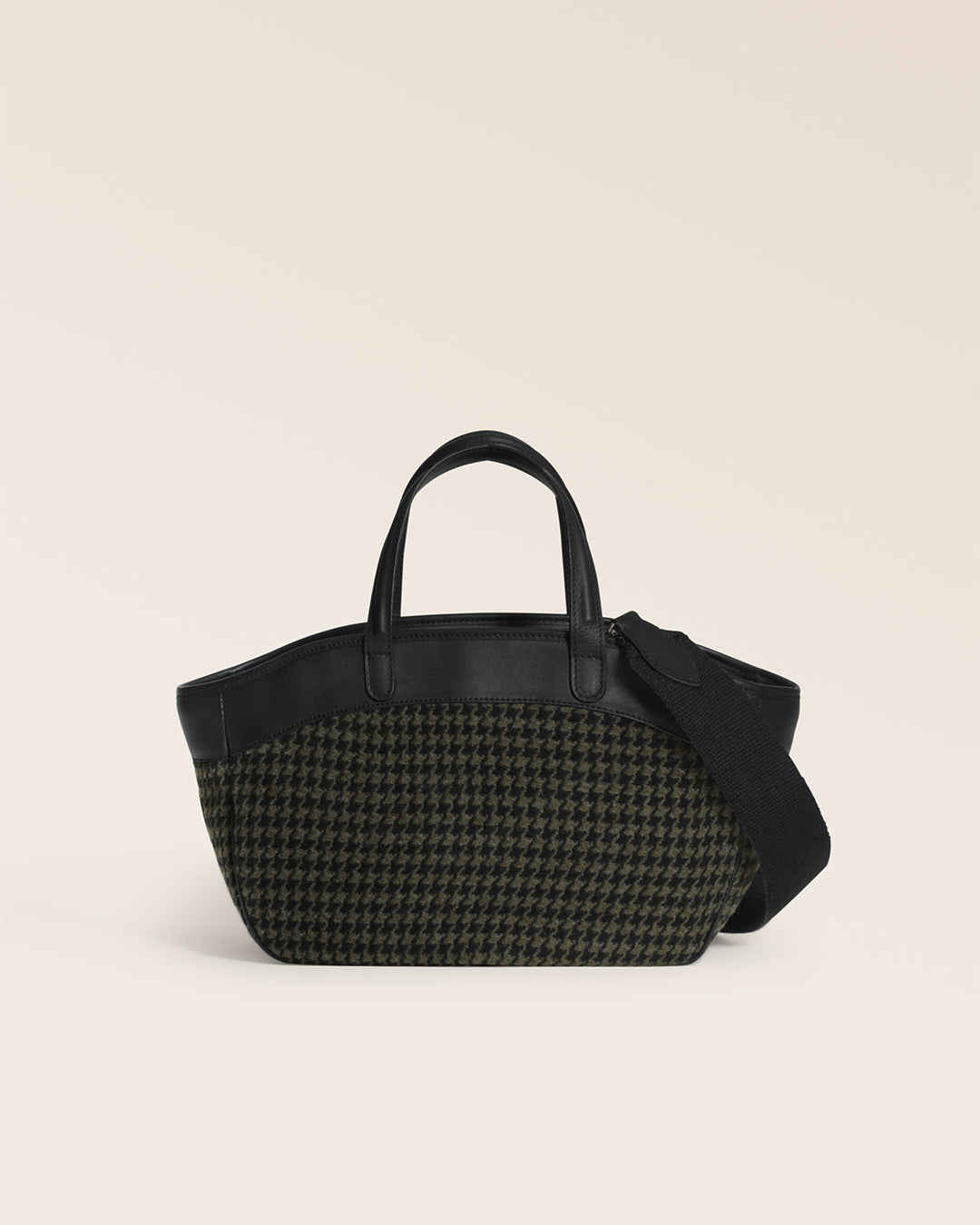 Notre sac Sarah Renouard en toile Windsor, et son motif pied de poule kaki et noir, vu de dos en studio.
