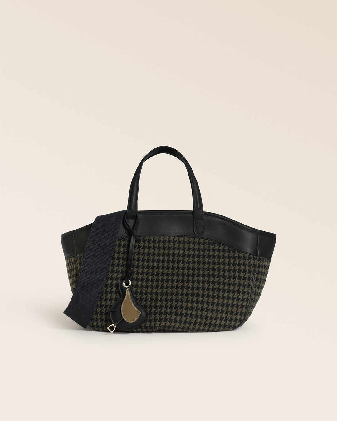 Notre sac Sarah Renouard en toile Windsor, et son motif pied de poule kaki et noir, vu de face en studio.