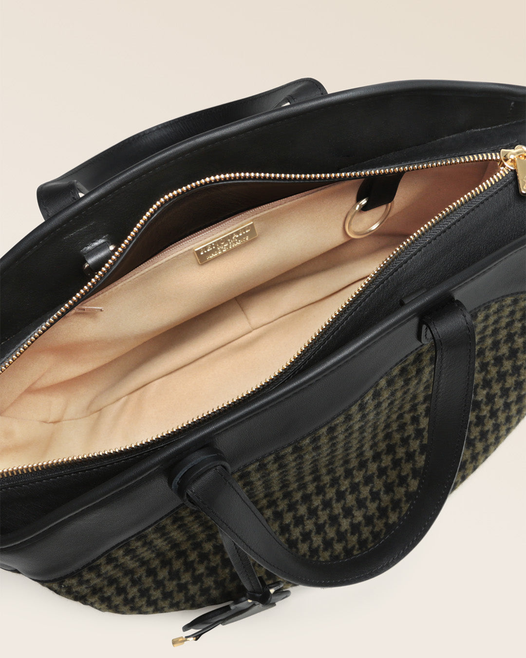 Notre sac Sarah Renouard en toile Windsor, et son motif pied de poule kaki et noir, vu ouvert en studio.