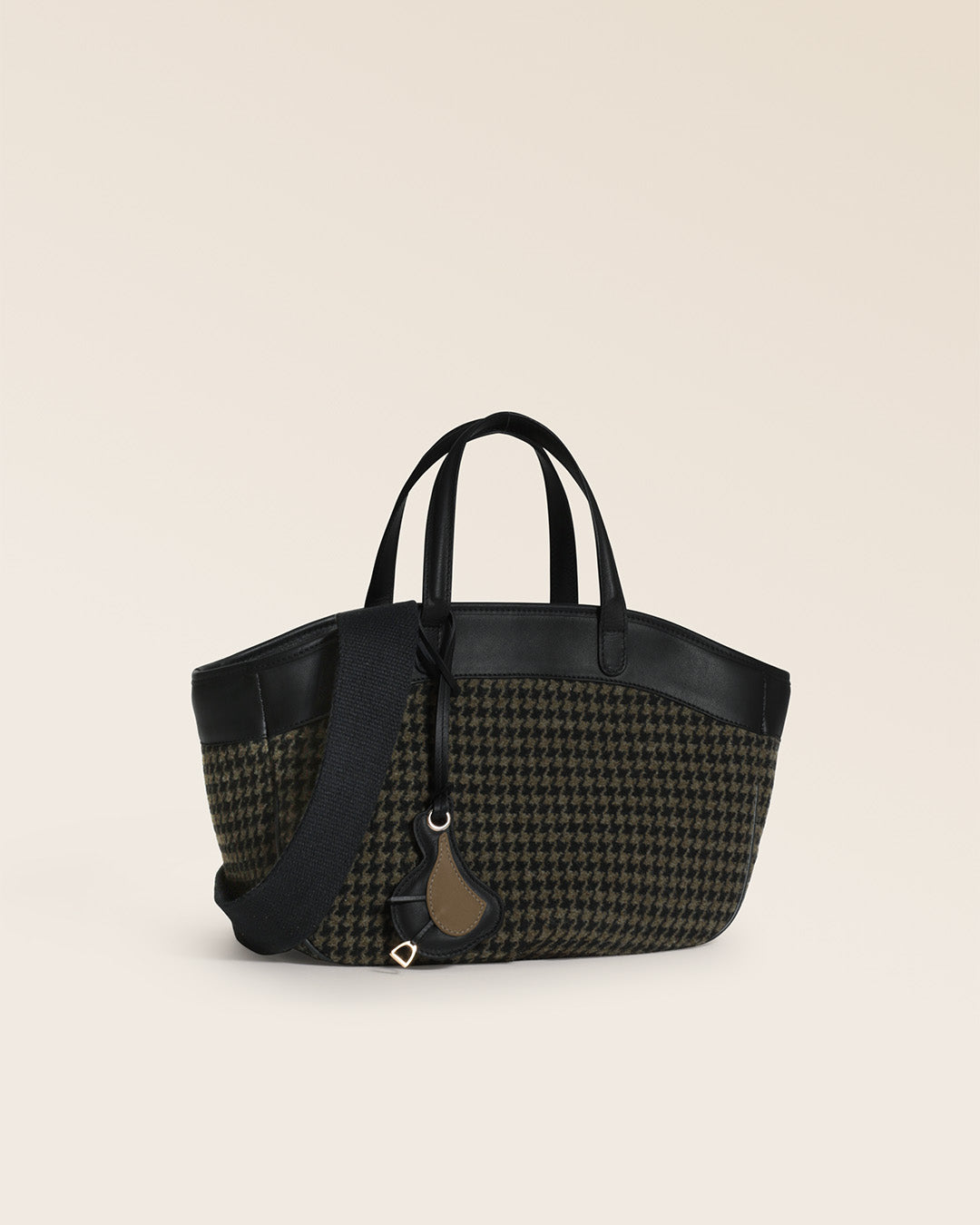 Notre sac Sarah Renouard en toile Windsor, et son motif pied de poule kaki et noir, vu de quart en studio.