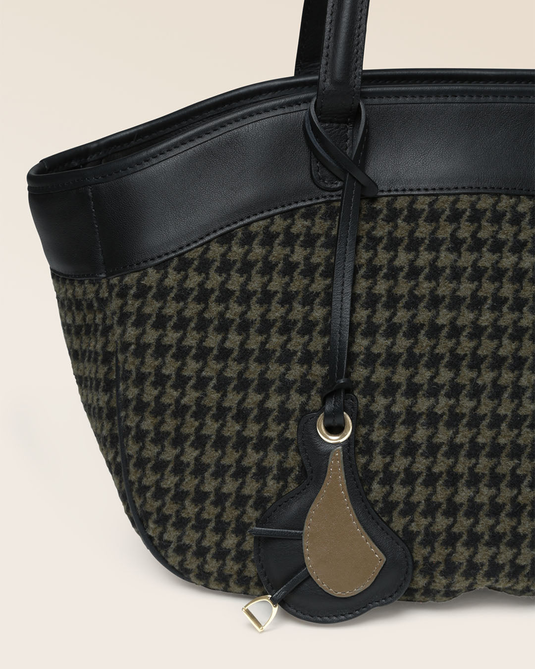 Notre sac Sarah Renouard en toile Windsor, et son motif pied de poule kaki et noir, vu de près en studio.