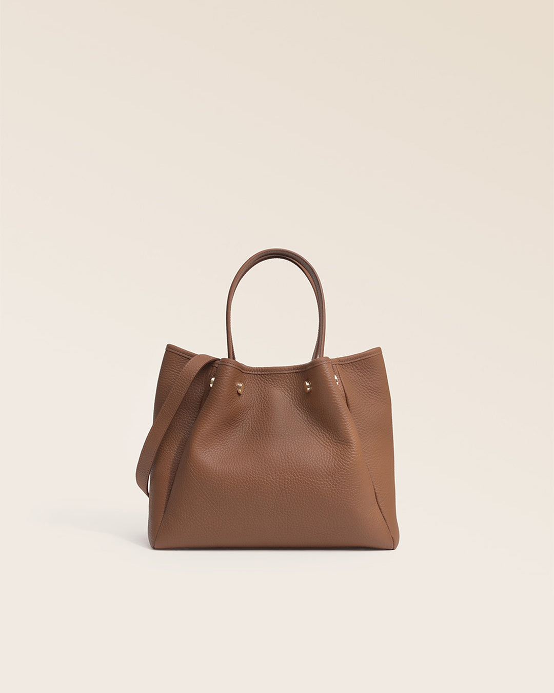 Notre sac Saturne Renouard en cuir façon vigogne fauve vu de face en studio.