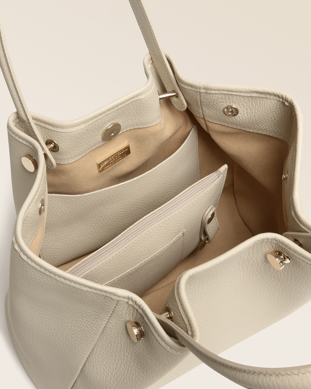 Notre sac Saturne Renouard en cuir façon vigogne crème, vu de l'intérieur en studio.