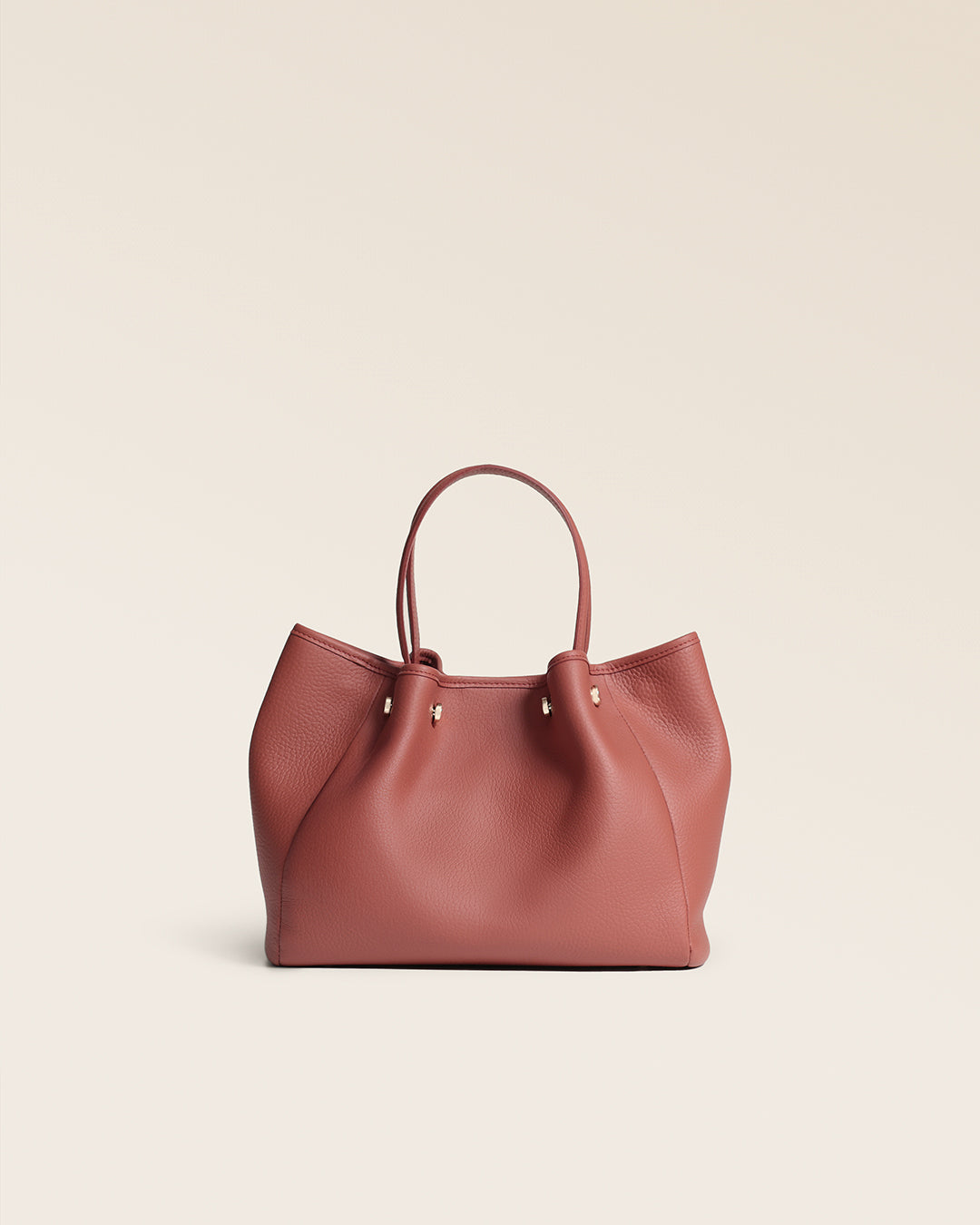 Le sac Saturne Renouard en cuir façon vigogne terracotta, vu de dos en studio.