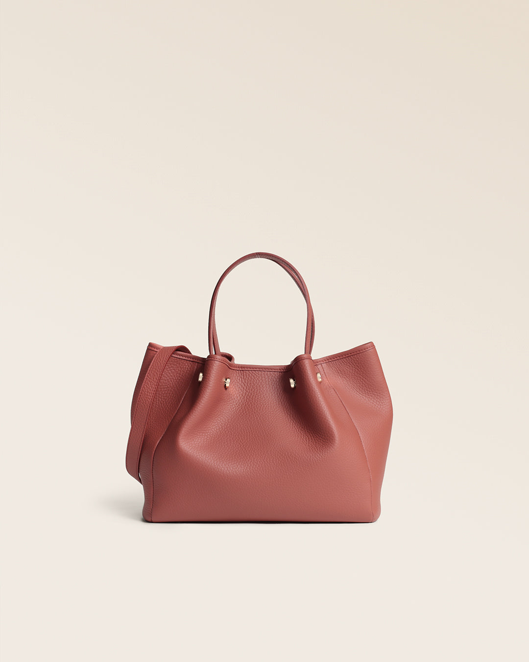 Le sac Saturne Renouard en cuir façon vigogne terracotta, vu de face en studio.