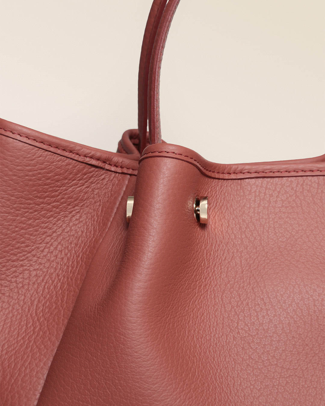 Le sac Saturne Renouard en cuir façon vigogne terracotta, vu en détails en studio.