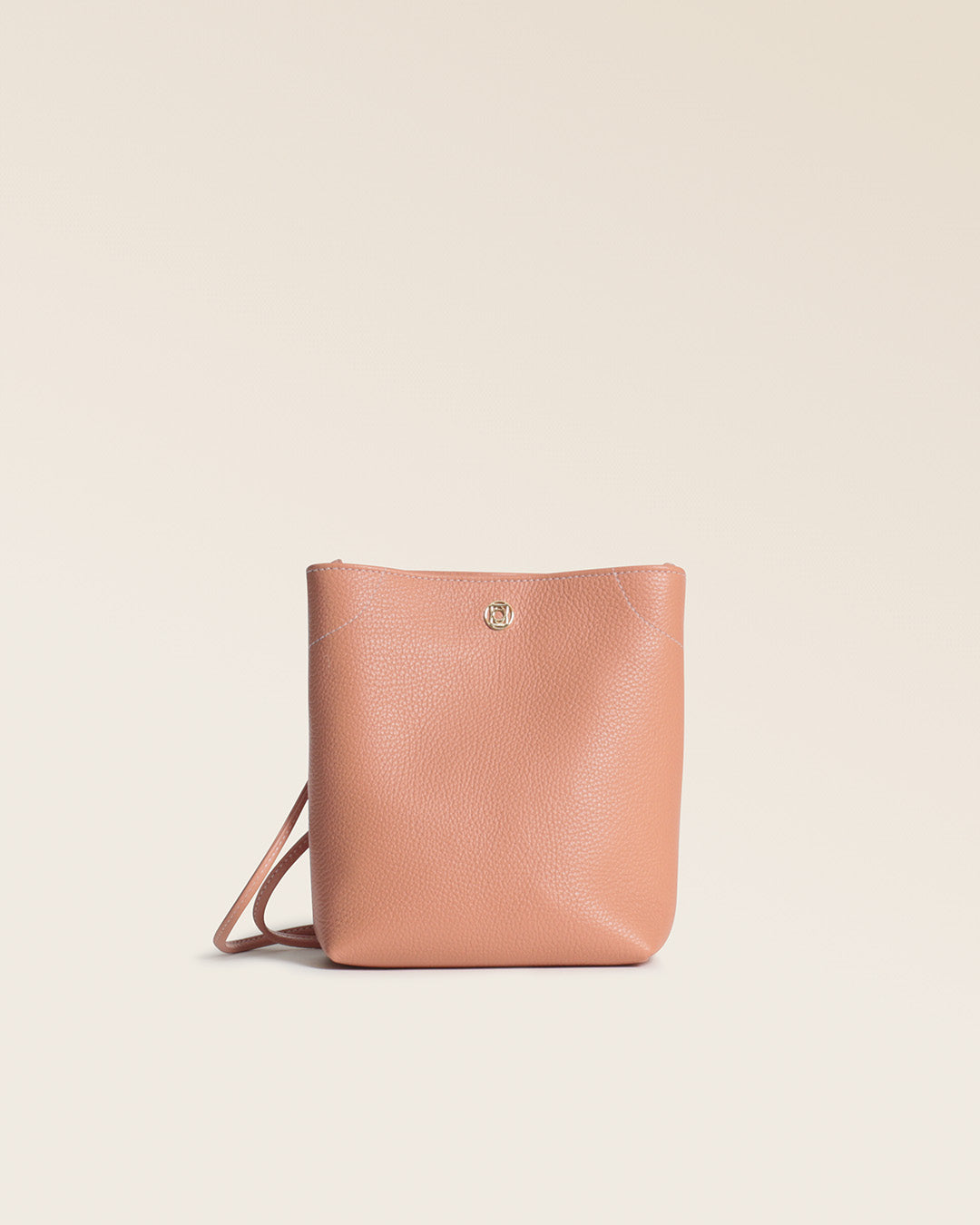 Notre sac Séquoia Renouard en cuir façon vigogne pêche, vu de face en studio.