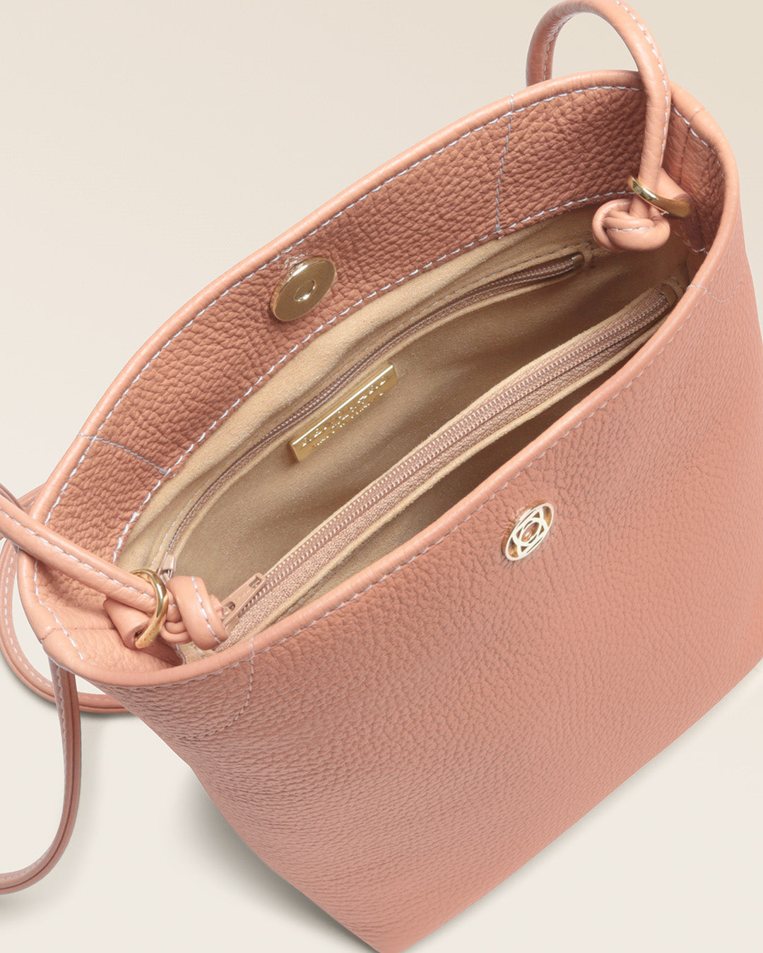 Notre sac Séquoia Renouard en cuir façon vigogne pêche, vu de l'intérieur en studio.