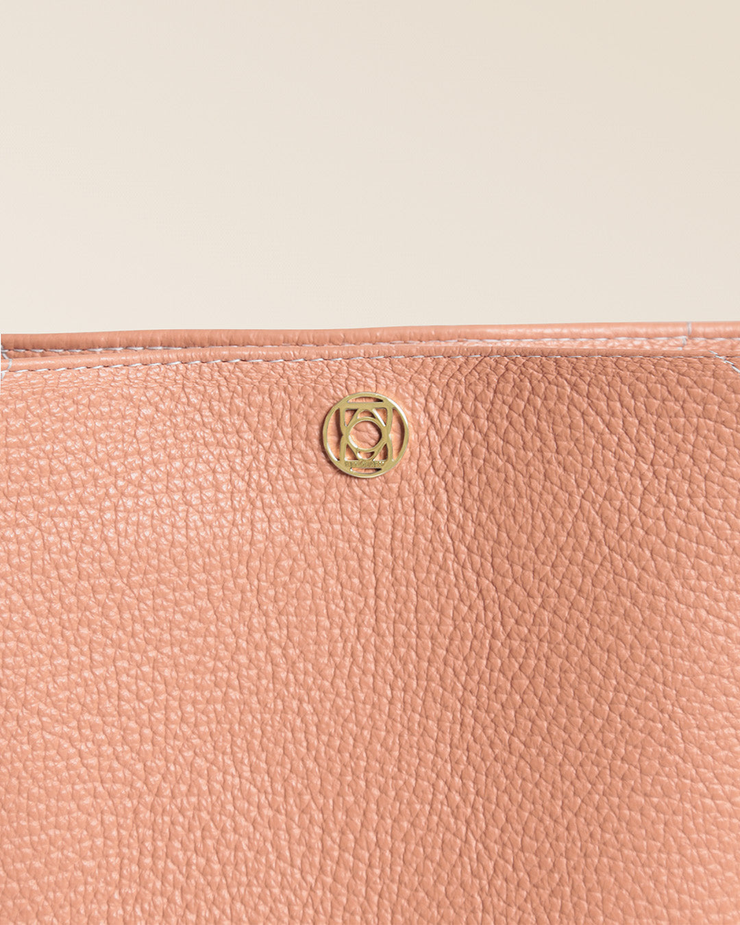 Notre sac Séquoia Renouard en cuir façon vigogne pêche, vu de près en studio.