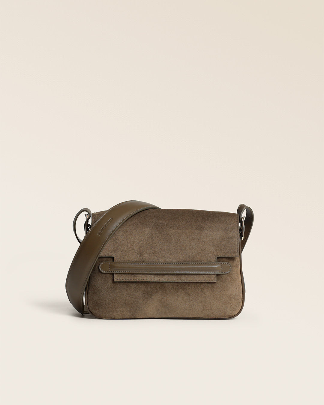 Le sac Sofia Renouard en cuir veau velours truffe et cuir lisse truffe, vu de face en studio.