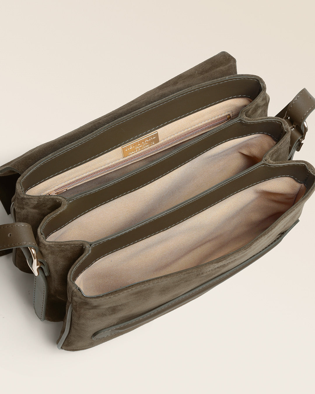 Le sac Sofia Renouard en cuir veau velours truffe et cuir lisse truffe, vu ouvert en studio.