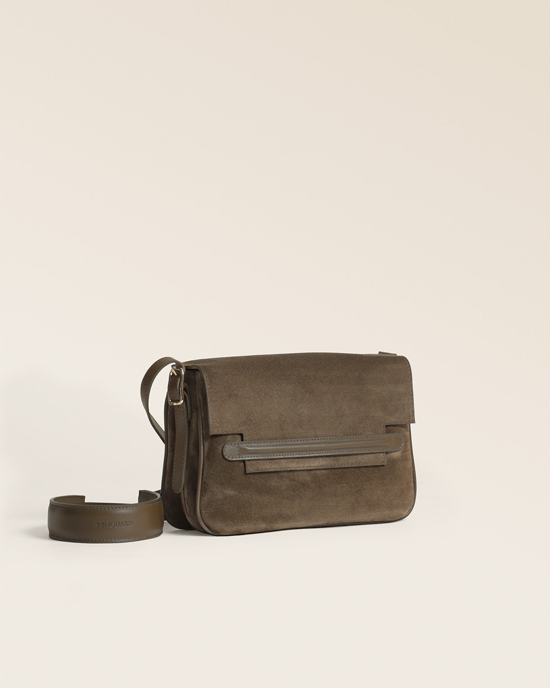 Le sac Sofia Renouard en cuir veau velours truffe et cuir lisse truffe, vu de quart en studio.