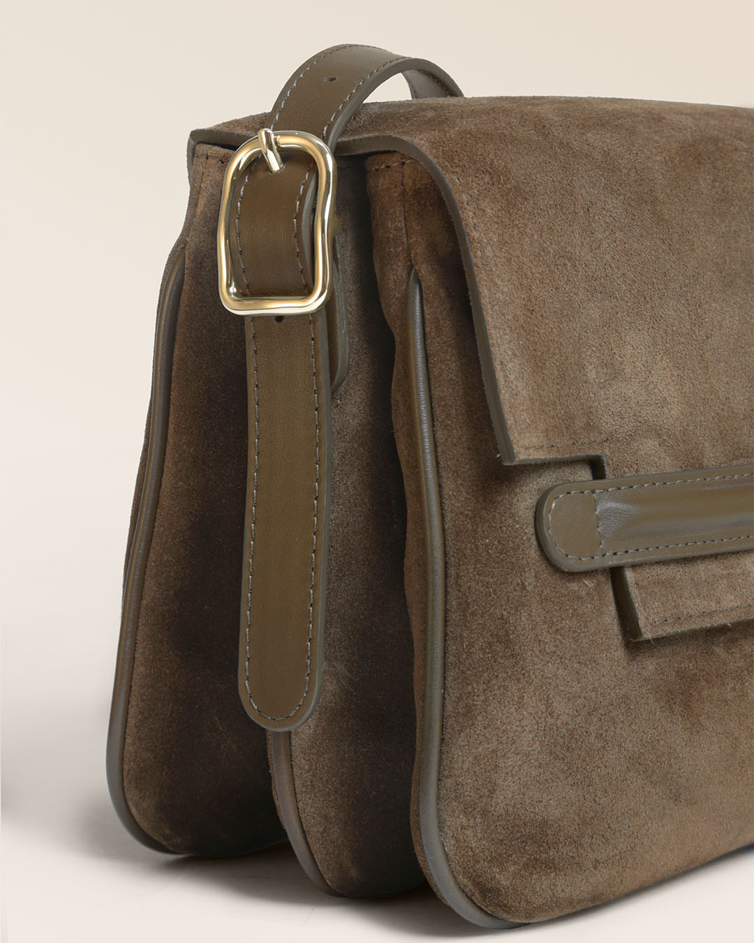 Le sac Sofia Renouard en cuir veau velours truffe et cuir lisse truffe, vu de près en studio.