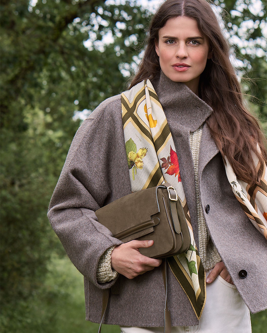 Le sac Sofia Renouard en cuir veau velours truffe et cuir lisse truffe, vu porté par notre mannequin. 