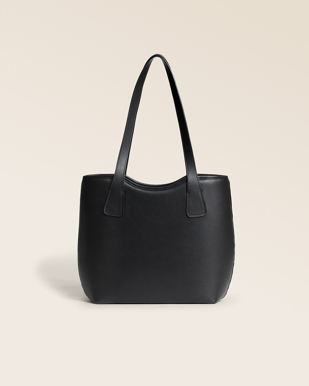 Le sac Soline Renouard en cuir lisse noir et son bijou étrier doré pâle, vu de dos en studio.