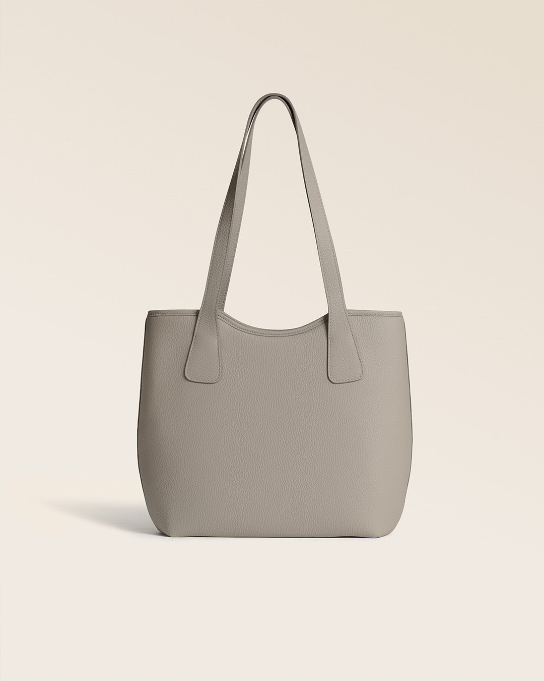 Notre sac Soline Renouard en cuir façon vigogne corde, vu de dos en studio.