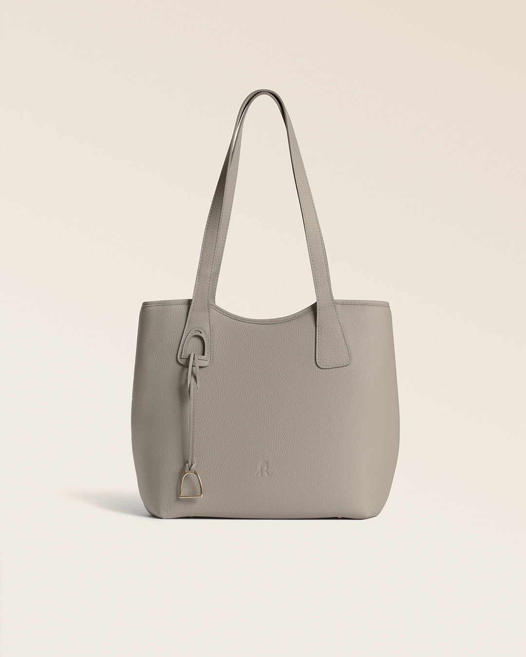 Notre sac Soline Renouard en cuir façon vigogne corde, vu de face en studio.