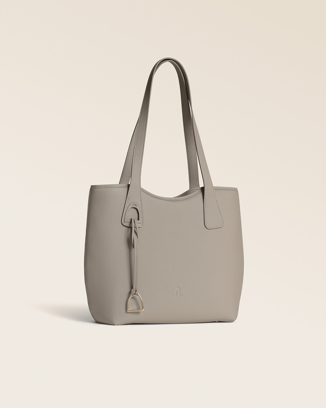 Notre sac Soline Renouard en cuir façon vigogne corde, vu de quart en studio.