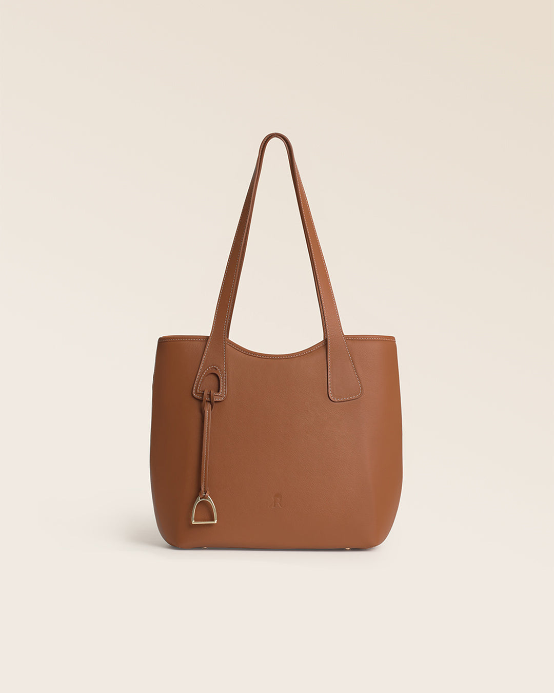 Notre sac Soline Renouard en cuir façon vintage camel vu de face dans notre studio.