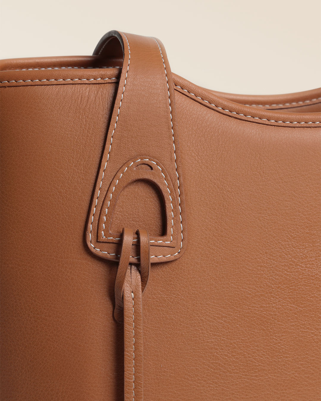 Notre sac Soline Renouard en cuir façon vintage camel vu de près dans notre studio.
