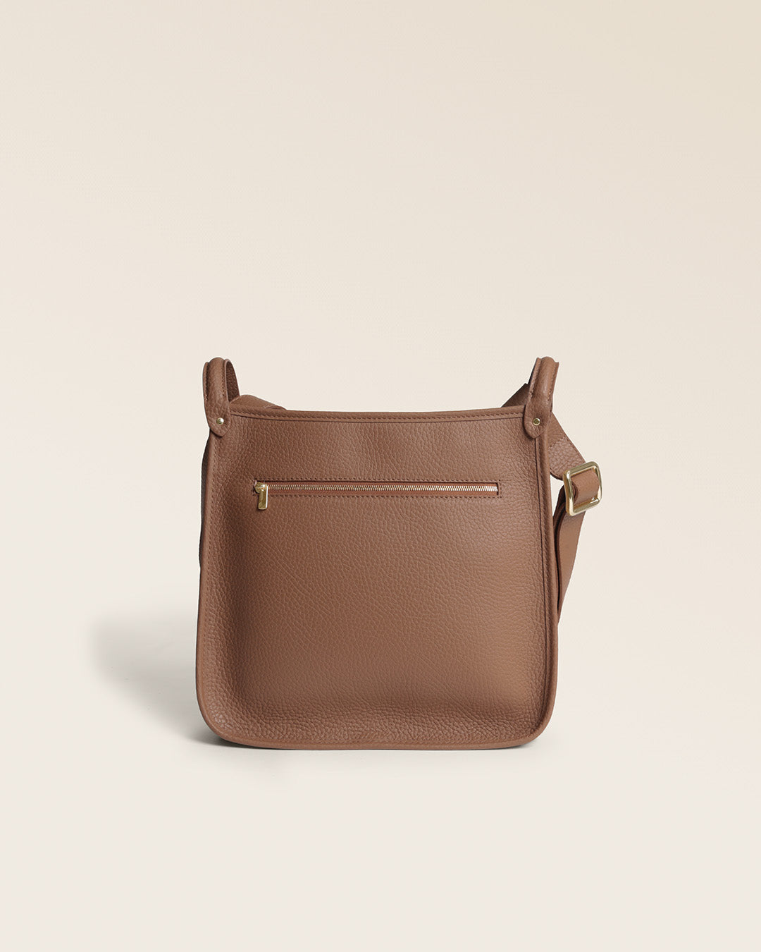 Le sac Stan Renouard en cuir façon vigogne fauve, vu de dos en studio.